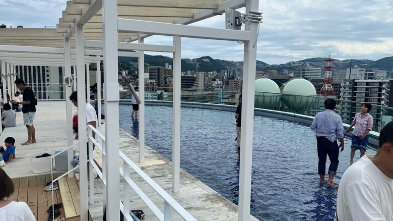 屋上では足湯が楽しめる