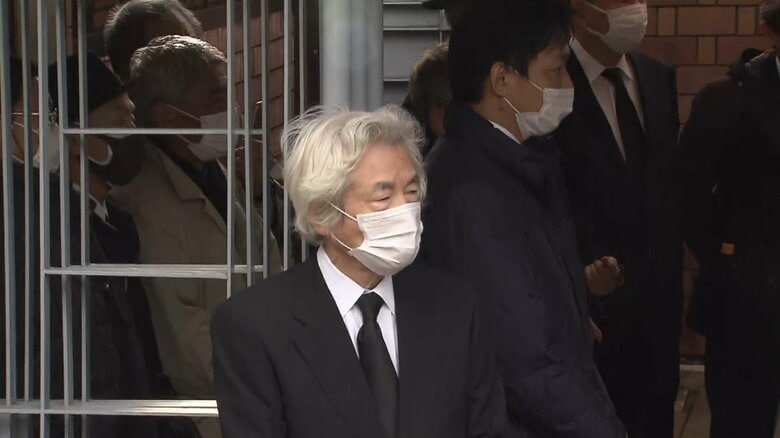 家族葬には小泉純一郎元首相の姿も見られた。石原氏とは遠い親戚に当たるという。