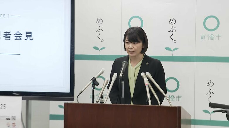 定例記者会見に臨む前橋市の小川市長　10月6日