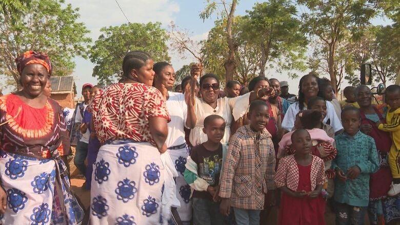 スワッコを訪問した小林フィデアさん一行を歓迎する子どもたち