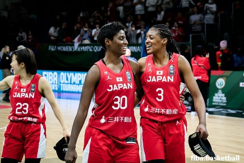 試合後に喜びを分かち合う馬瓜エブリン（左）と馬瓜ステファニー（右）（11日、ハンガリー・ショプロン）