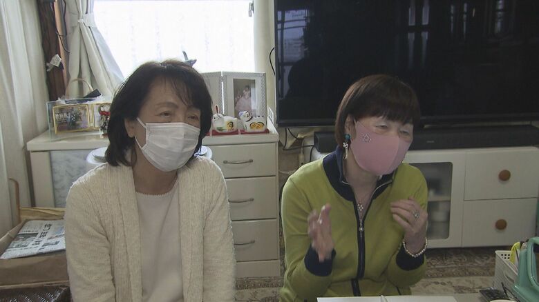 県営黒松第二住宅に住む　地紙和子さん（右）と赤間直美さん（左）