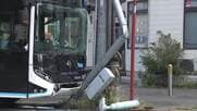 「蚊を追い払おうとした」都営バスが信号機に衝突　運転手ハンドル操作誤る　乗客2人けが　東京・西葛西