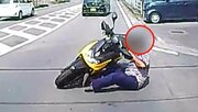 【独自】「いきなりドーン!」バイクが車に追突・転倒 周囲の人々が心配して集まるも…通報中にライダーは“歩道走行”で逃走 神奈川・平塚市