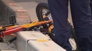 大型トラックと自転車が衝突　男子中学生が死亡　歩道から車道側に転倒　運転手「よけきれず衝突」　埼玉・小鹿野町