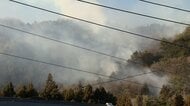 山梨・扇山の山火事鎮圧のめど立たず　一時住宅まで150メートルに迫る　76世帯143人に避難指示