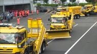 冬の高速道路の除雪や凍結防止あたる…津山市で約８０人が参加して雪氷作業車の出発式【岡山】