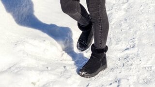 “ふかふか”雪道と“ツルツル”路面、歩き方の違いは?転倒してもケガを最小限に抑える「手袋」と「かばん」の選び方