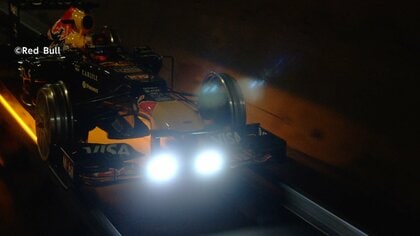 地下鉄の線路をF1マシンが疾走　前代未聞イベントに大歓声　角田裕毅は3戦連続出場　スペイングランプリ開幕