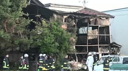 建設会社事務所で火事、隣の住宅に延焼　寝ていた従業員は自力で脱出　消防車など13台出動　富山・南砺市