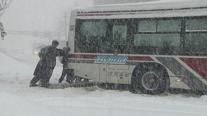 【JR 426本運休】ドカ雪で交通が大混乱  立ち往生のバスを観光客が押す姿も JRは特急やエアポートが運休 新千歳空港では40便が欠航へ 高速道路でも通行止めが相次ぐ 北海道