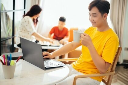 出社者より長いテレワーカーの残業時間…在宅だと生産性が落ちる？理由と改善方法を聞いた