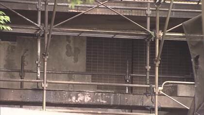 火元近くに仮設の工事資材置き場か　火災のマンションは大規模修繕工事中　住人12人けが　東京・小金井市