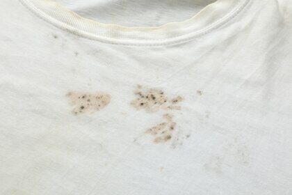 シャツについた黒カビ。黒くて“十字”のようなシミにも見える（画像はイメージ）