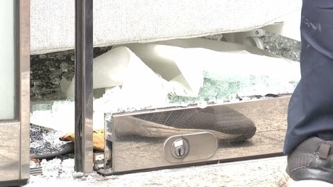 貸金庫をバールでこじ開け逃走か　複数人が窓ガラス割り店内に侵入　窃盗事件として捜査　東京・中央区
