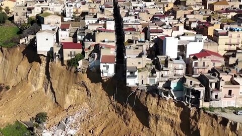 崖っぷちに家が…“大規模地滑り”で4kmにわたり斜面崩落　サイクロンによる激しい風雨に襲われ　イタリア・シチリア島