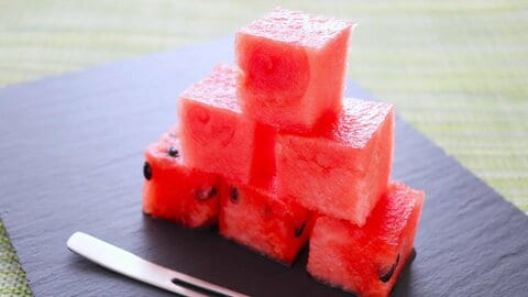 スイカがおいしくおしゃれになる切り方&デコ技！基本の三角カットから可愛いキューブカット、子供と作りたいデコスイカ