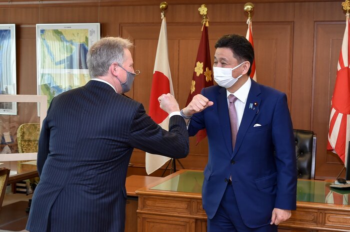 米ヤング臨時代理大使と会談する岸防衛相(2月9日)