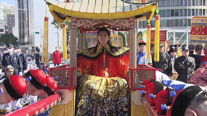 御輿隊へ本音を語る一幕も