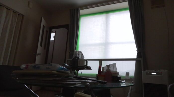 プラスチック製の板で窓を覆ってしのぐ