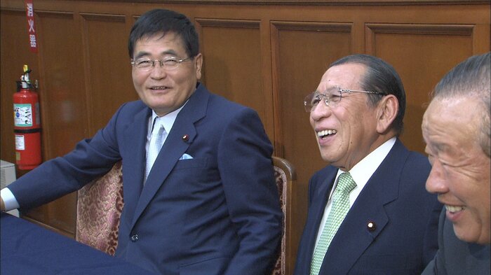 国民新党代議士会で亀井静香代表代行らと　2005年