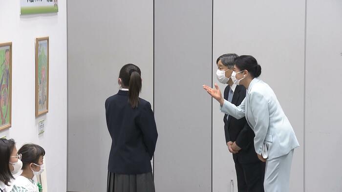 ポスター原画をご覧になる両陛下