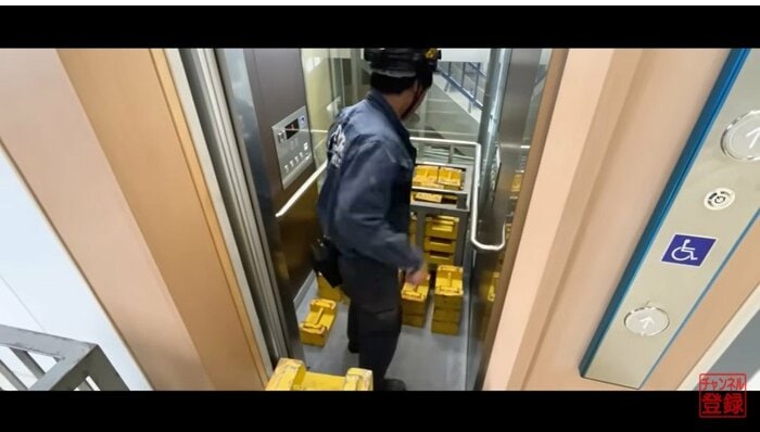 積み込んだおもりを片付ける様子(提供:京都エレベータ)