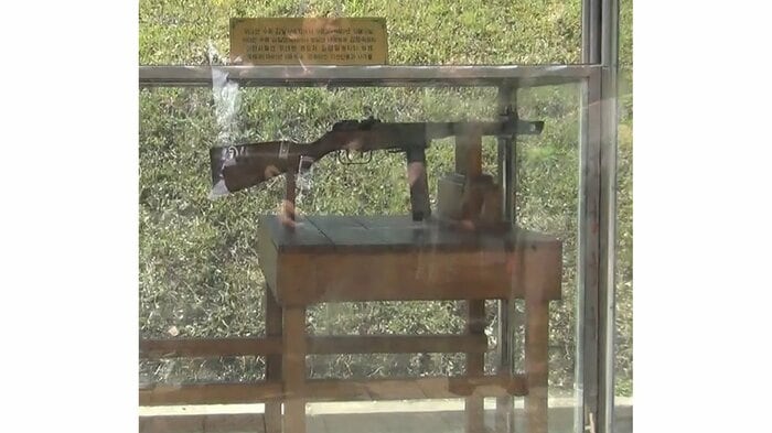 金正日氏が3歳で撃ったとされる機関銃（2016年5月、筆者撮影）