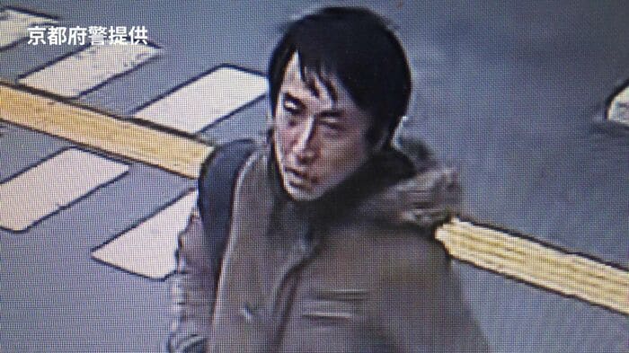 公開手配された夫婦の50代の親族(防犯カメラ映像)