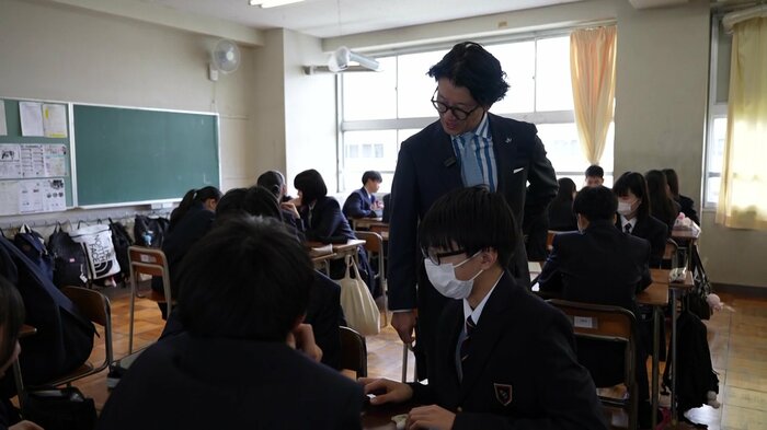 授業中に生徒らを見て回る渡邊校長