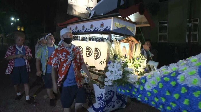 造花も白と青 船全体が海や波をイメージ