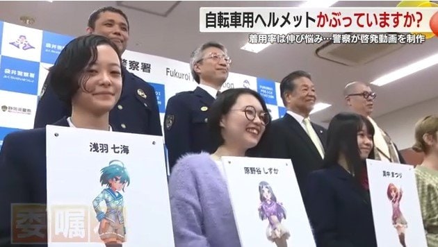 委嘱状を手にする合格者たち