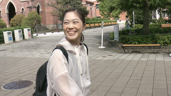 同志社大学キャンパスで笑顔の吉田