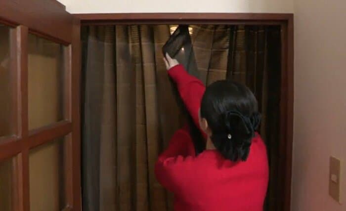 リビングと廊下をつなぐ扉にもカーテンを設置