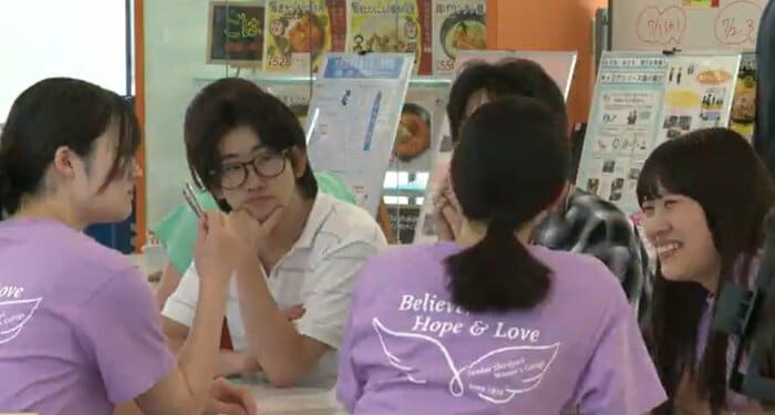 在校生と会話する男子生徒