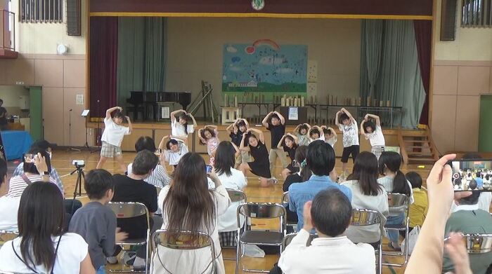 全校児童14人のダンス