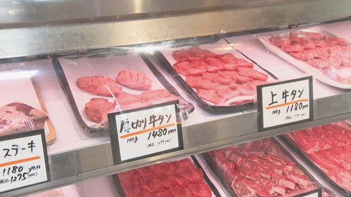 ずらりと並ぶ牛タン（『田中精肉店』福岡市中央区）