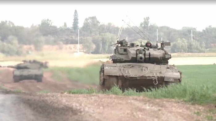 ガザ境界を移動するイスラエル軍の戦車(2024年1月27日)