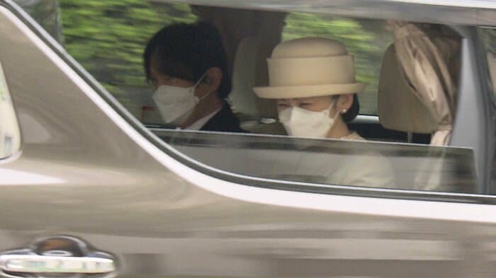 秋篠宮邸をワゴン型の車で出発される秋篠宮ご夫妻(20日)