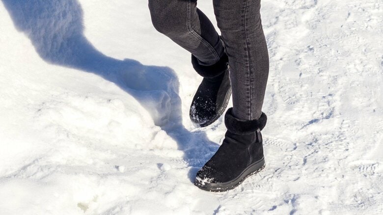 “ふかふか”雪道と“ツルツル”路面、歩き方の違いは?転倒してもケガを最小限に抑える「手袋」と「かばん」の選び方|FNNプライムオンライン