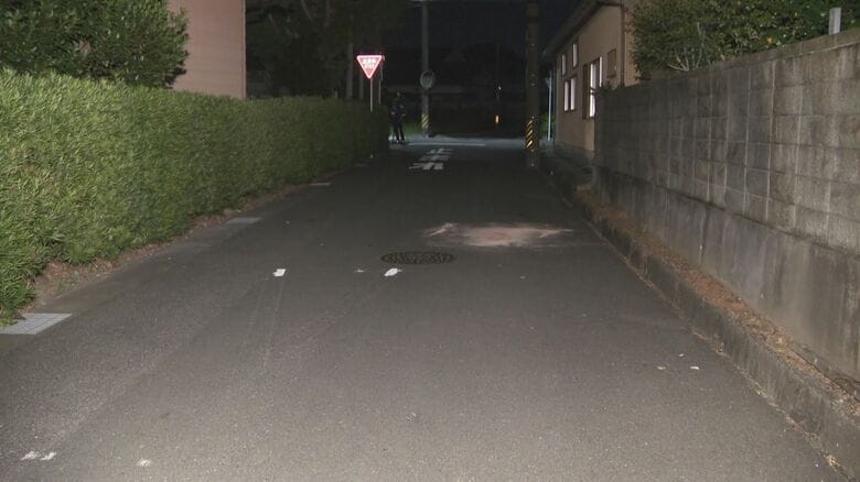 現場に車のバンパーの一部…夜の路上で68歳女性が頭から血を流して倒れる 車にひき逃げされたとみて捜査｜FNNプライムオンライン