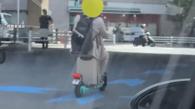 【独自】スーツケースに腰掛けて電動キックボードを運転…東京・中野区の車通りの多い道路で　「LUUP」側は「道交法違反なので絶対やめて」｜FNNプライムオンライン