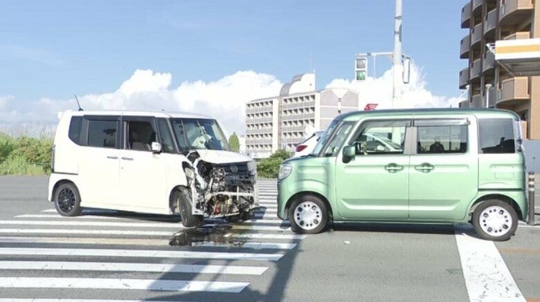 【速報】国道3号線で車3台の玉突き事故　交差点で衝突か　病院に運ばれた人も　路上には部品など散乱　福岡・古賀市｜FNNプライムオンライン