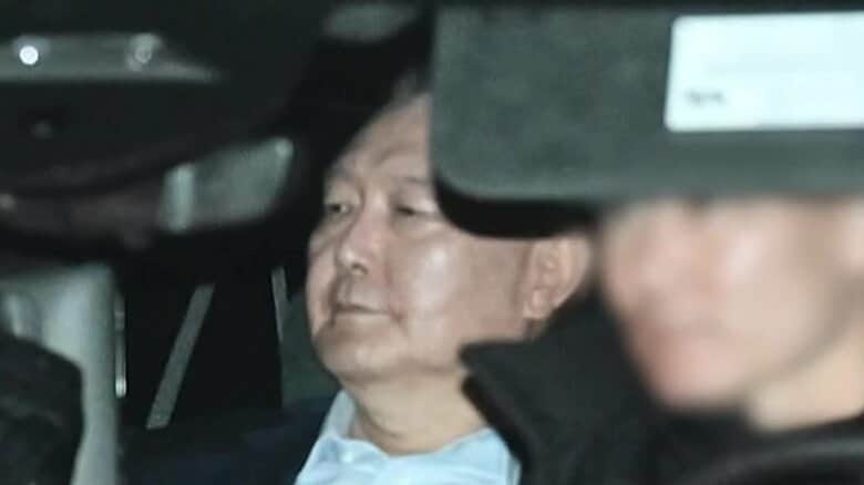 【騒然】裁判所前で支持者らが歓声を上げ…韓国・尹大統領が逮捕状審査に出席　興奮した支持者がフェンス越え裁判所に侵入するような騒動も　早ければ今夜遅くにも判断か｜FNNプライムオンライン