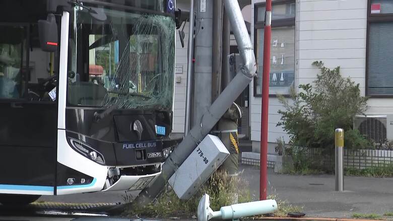 「蚊を追い払おうとした」都営バスが信号機に衝突　運転手ハンドル操作誤る　乗客2人けが　東京・西葛西｜FNNプライムオンライン