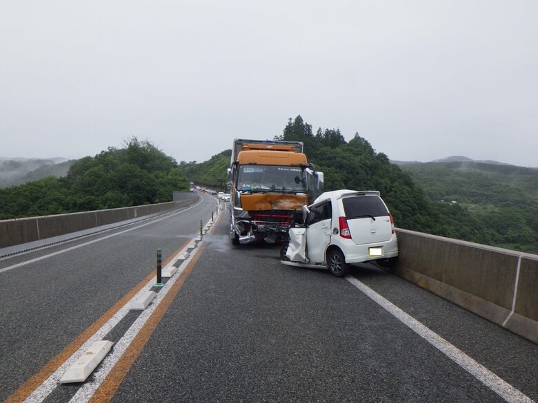 大型トラックと軽自動車が正面衝突　軽自動車を運転の女性（64）が死亡　尾道松江線が一時通行止めに｜FNNプライムオンライン