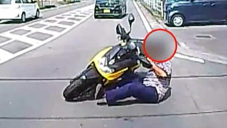 【独自】「いきなりドーン！」バイクが車に追突・転倒　周囲の人々が心配して集まるも…通報中にライダーは“歩道走行”で逃走　神奈川・平塚市｜FNNプライムオンライン