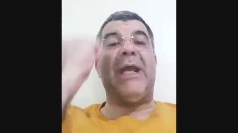 こぶしを握り締めながら「ウイルスに勝つ!」と訴えるハリルチ副大臣