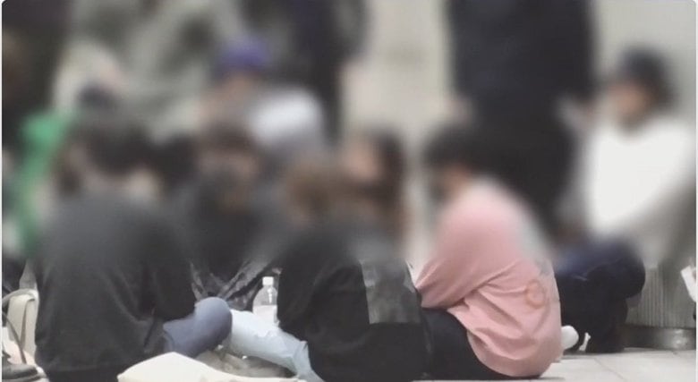 路上飲みする若者