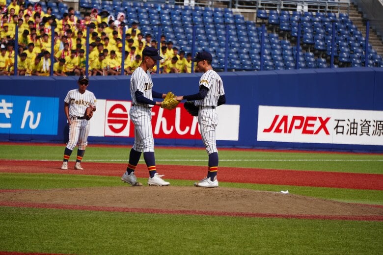 帝京長岡　工藤投手(左)と西脇投手(右)